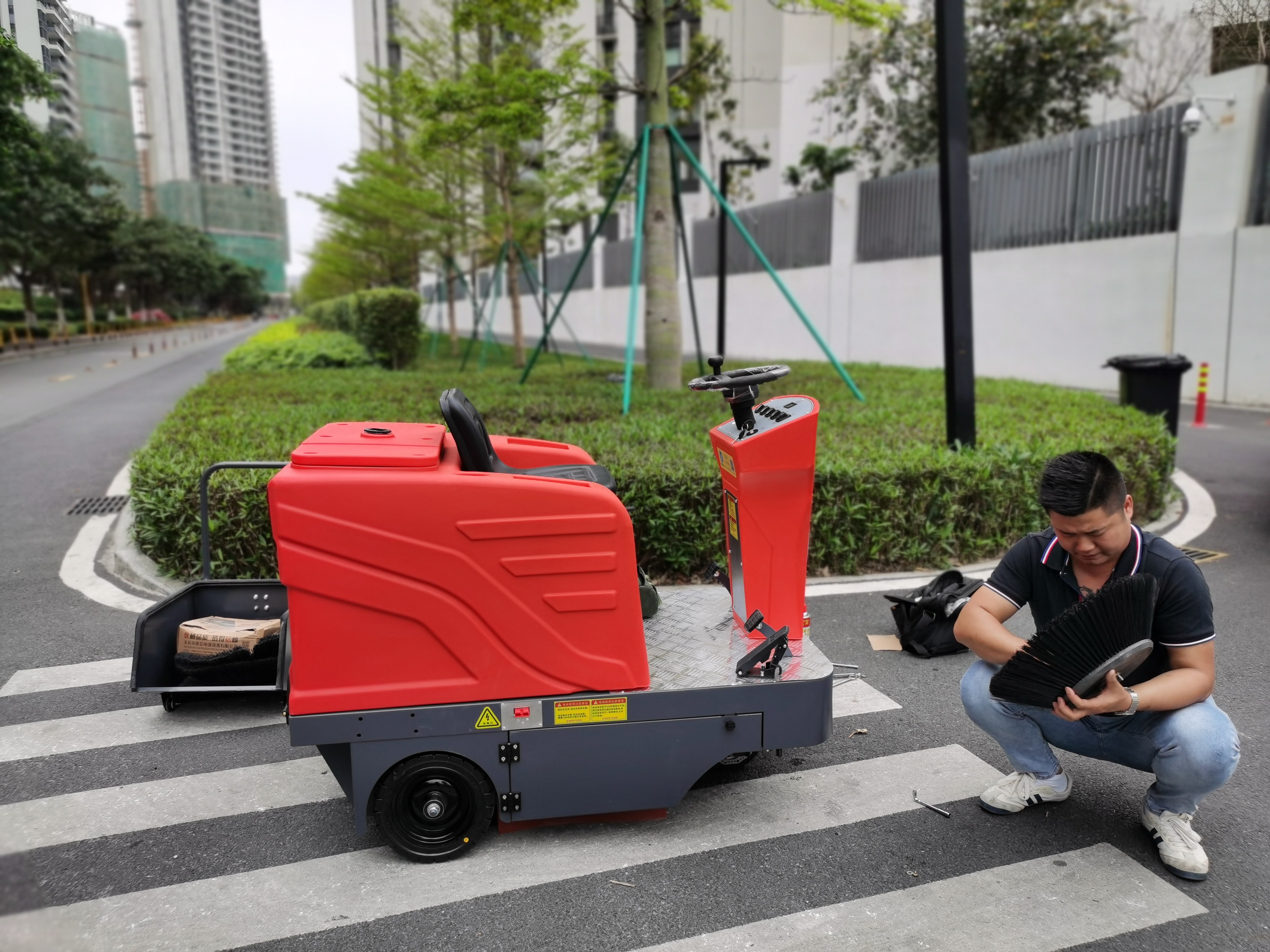 潔臣士掃地車：物業(yè)小區(qū)清潔的高效得力助手